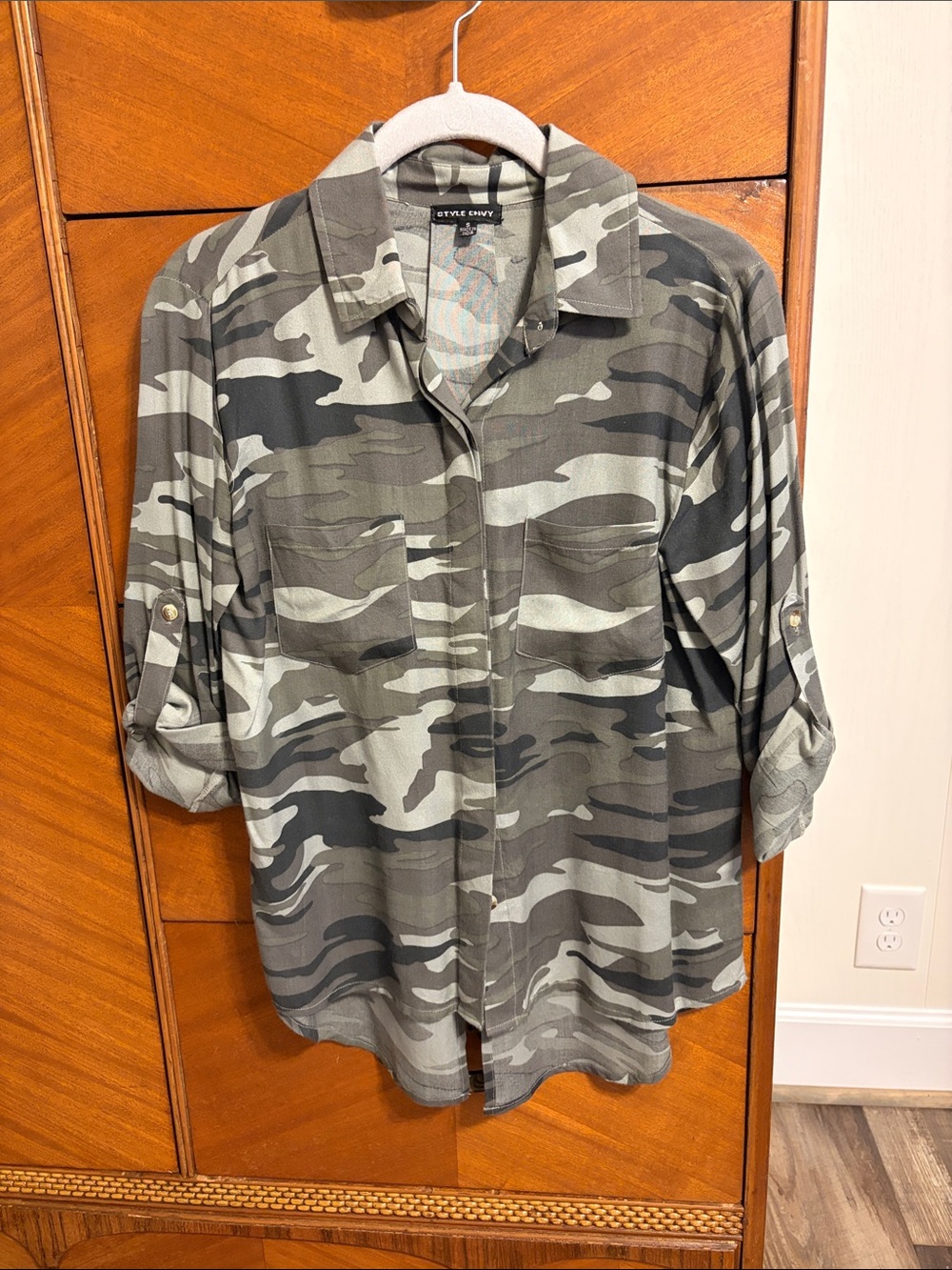 Style Envy Camouflage Rayon Hi-Low Hem Shirt. Size Small New